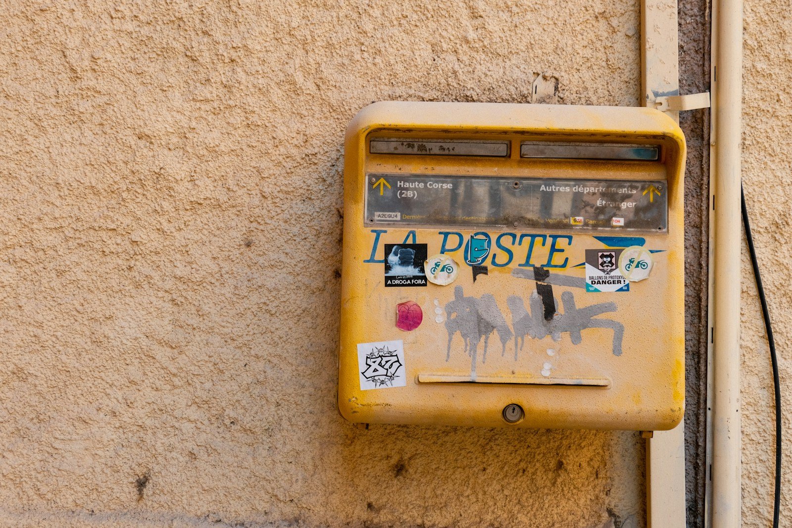 Guichet d'un bureau de La Poste avec un salarié