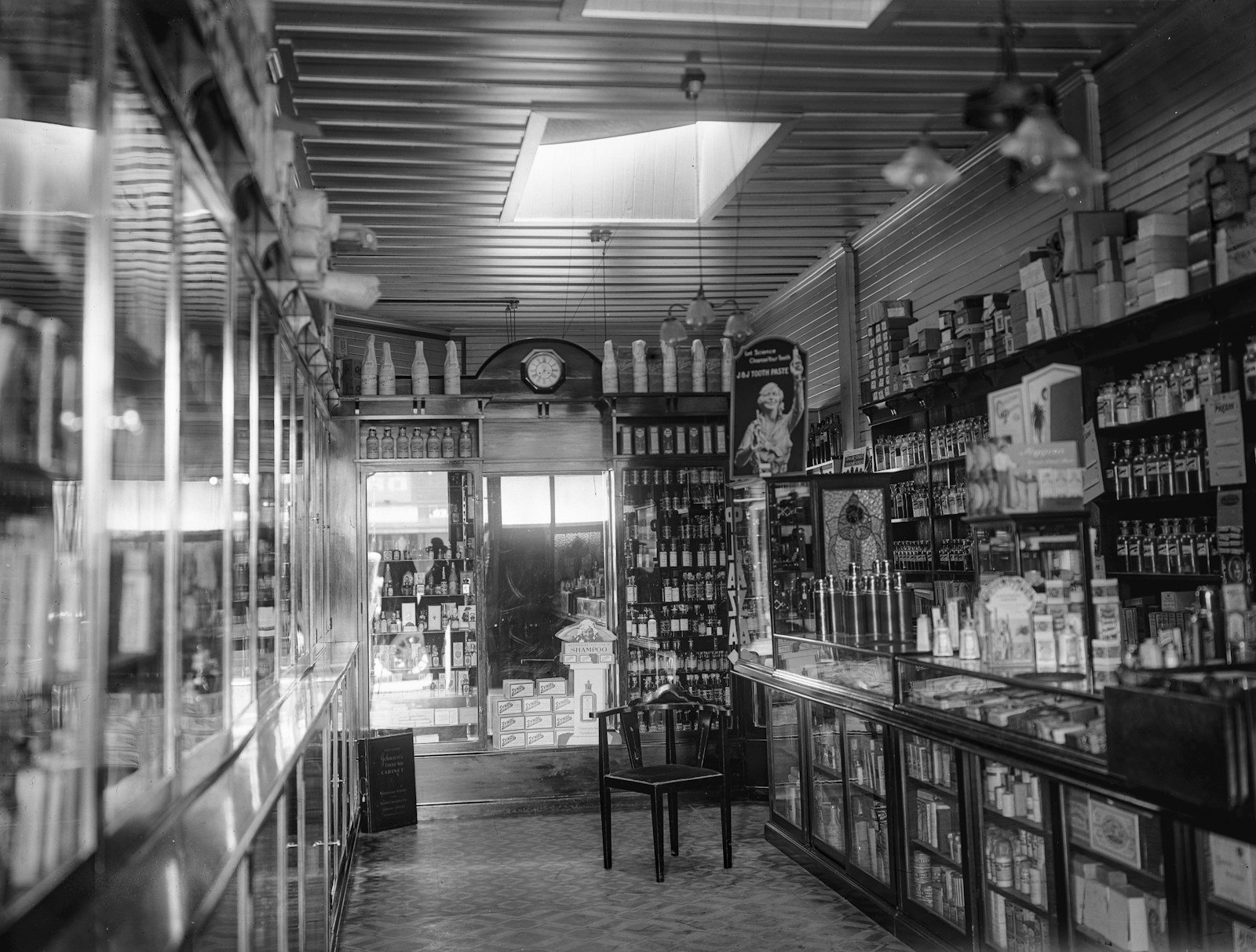 Intérieur d'une pharmacie moderne avec ses rayons de parapharmacie à Alès