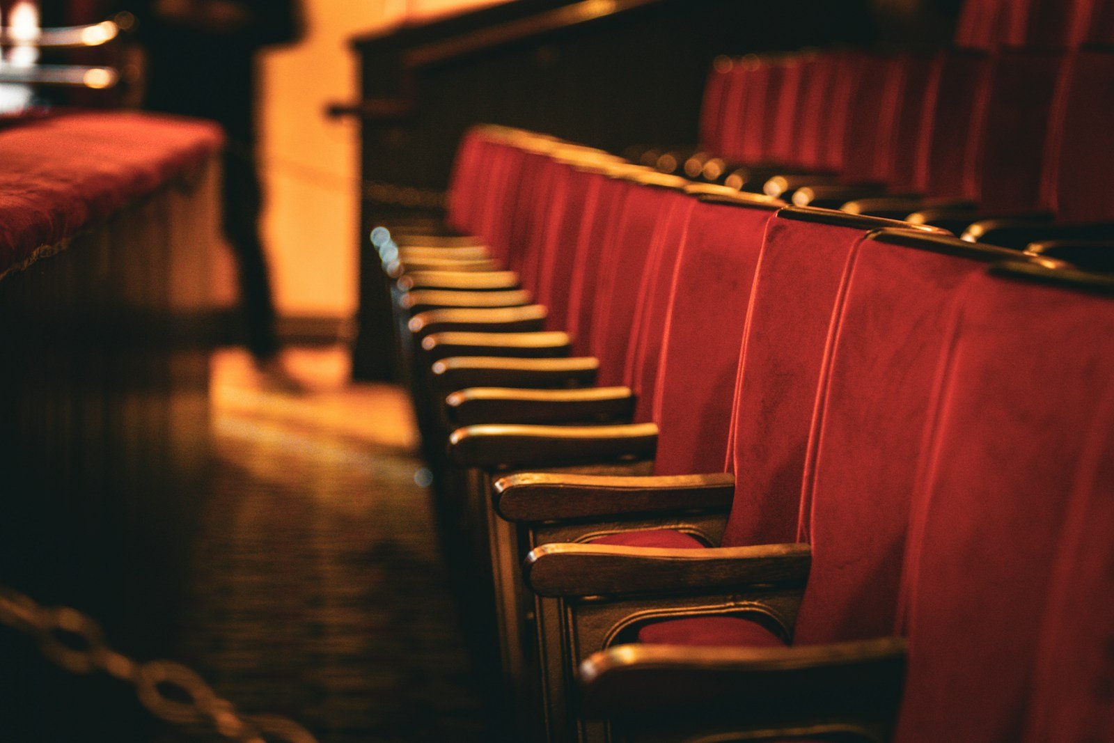 Intérieur intimiste du café-théâtre avec ses fauteuils et sa scène éclairée