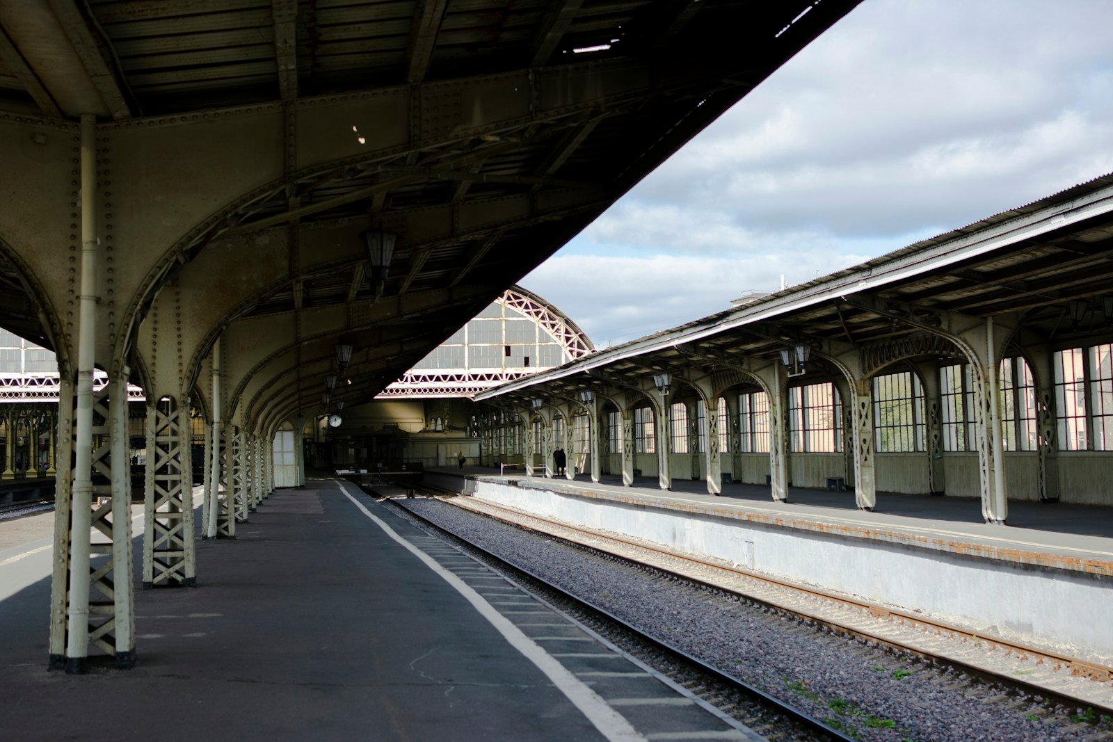 La façade de la gare SNCF d'Alès, place Pierre-Semard