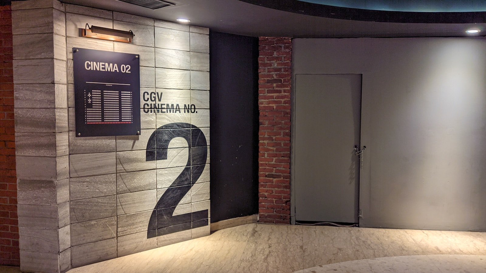 La façade du cinéma CinePlanet, en plein centre-ville d'Alès