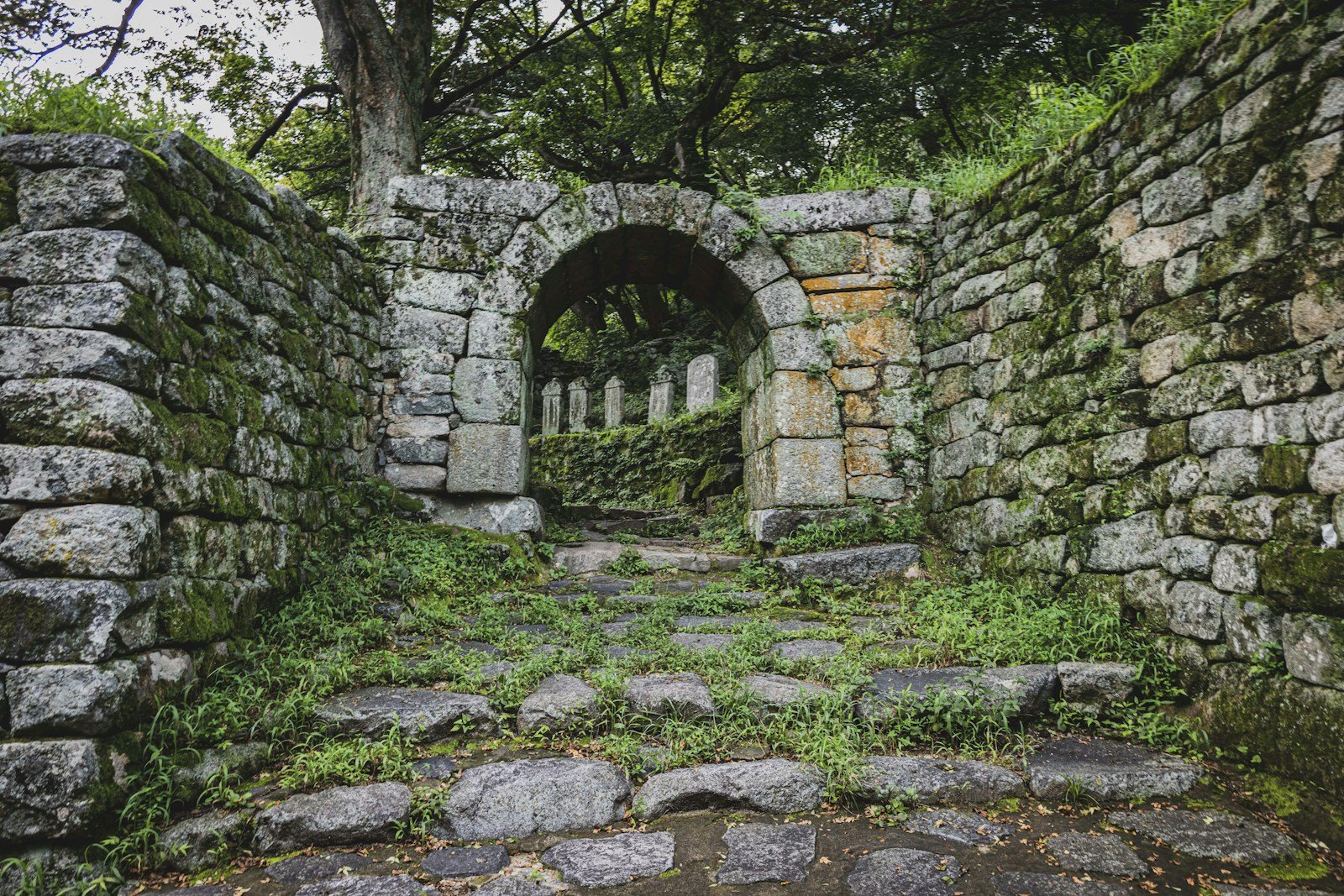 La porte de Sabran et la tour de l'Horloge à l'entrée du vieux Vézénobres