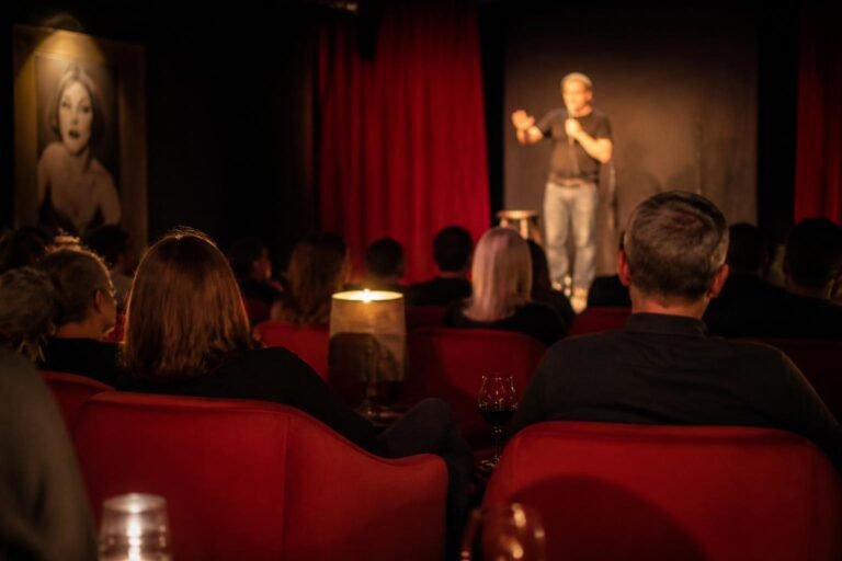 La scène intimiste d'un café-théâtre d'humour aux fauteuils rouges, à Alès