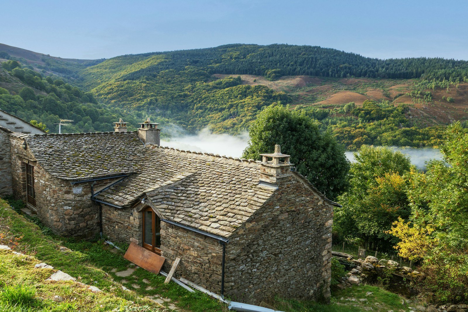 La ville d'Alès dans le Gard, collines des Cévennes en arrière-plan