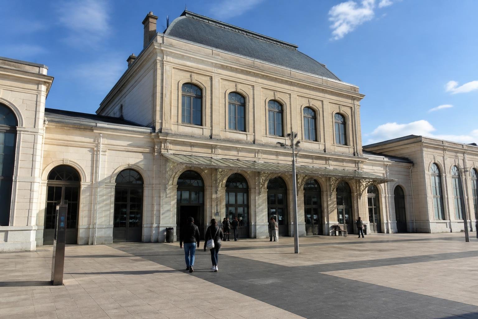 Le bâtiment voyageurs de la gare SNCF d'Alès, dans le Gard