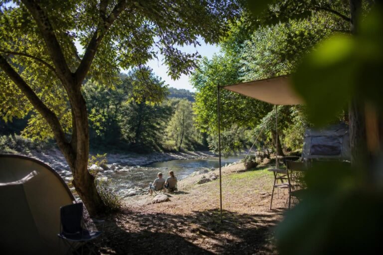 Le camping du Château de l'Hom, au bord du Gardon dans la Vallée Borgne des Cévennes