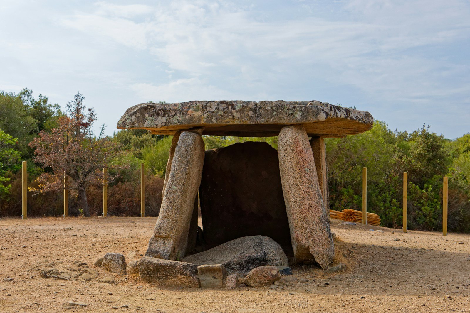 Le dolmen de Peyro Blanco, sépulture néolithique sur les hauteurs de Saint-Julien-les-Rosiers