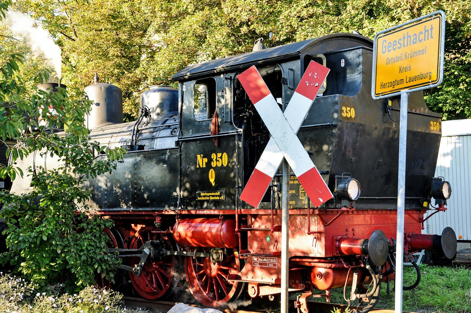 Le train à vapeur des Cévennes franchissant un pont sur le Gardon
