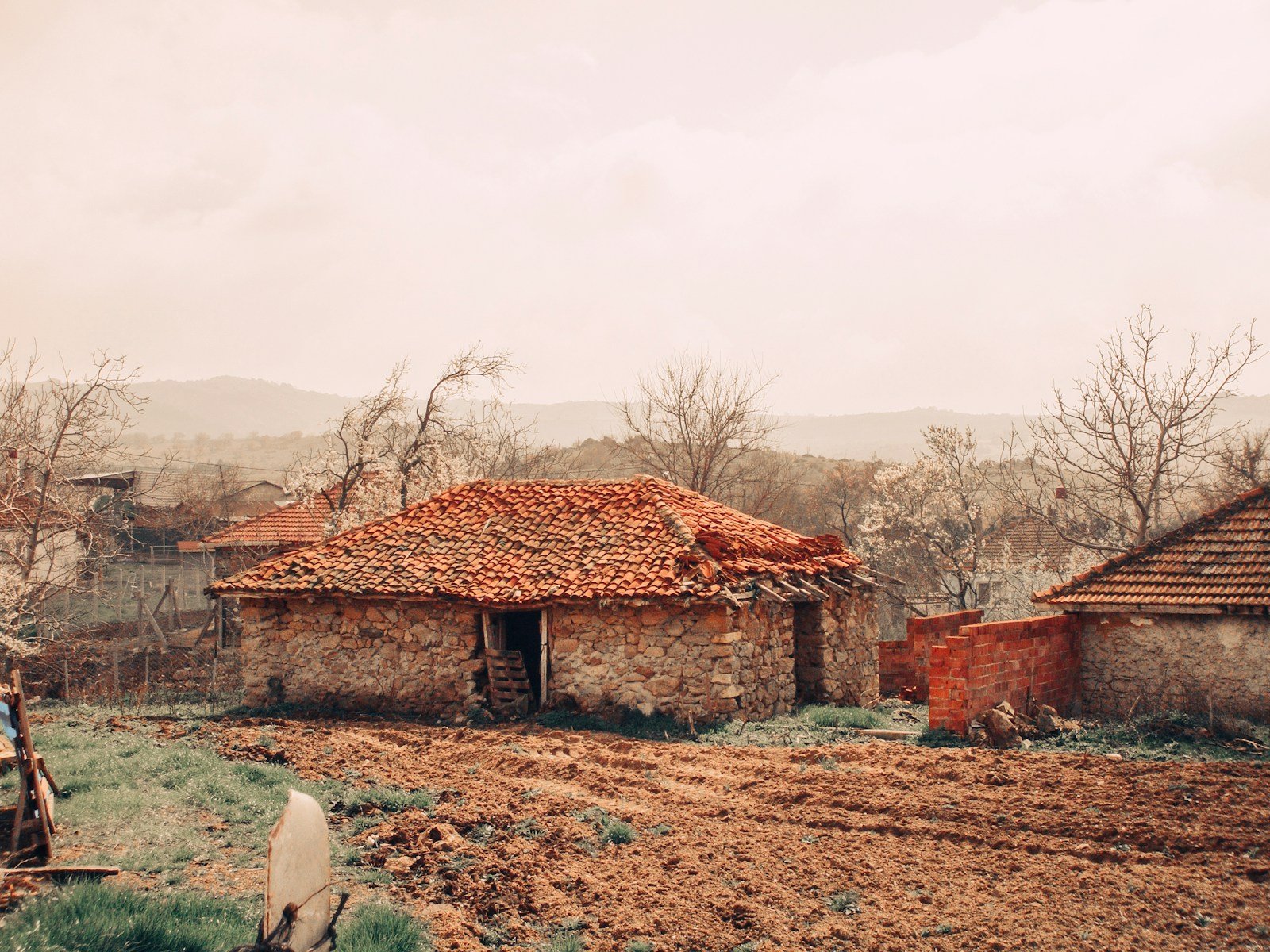 Le village de Générargues au pied des premiers reliefs cévenols, dans le Gard