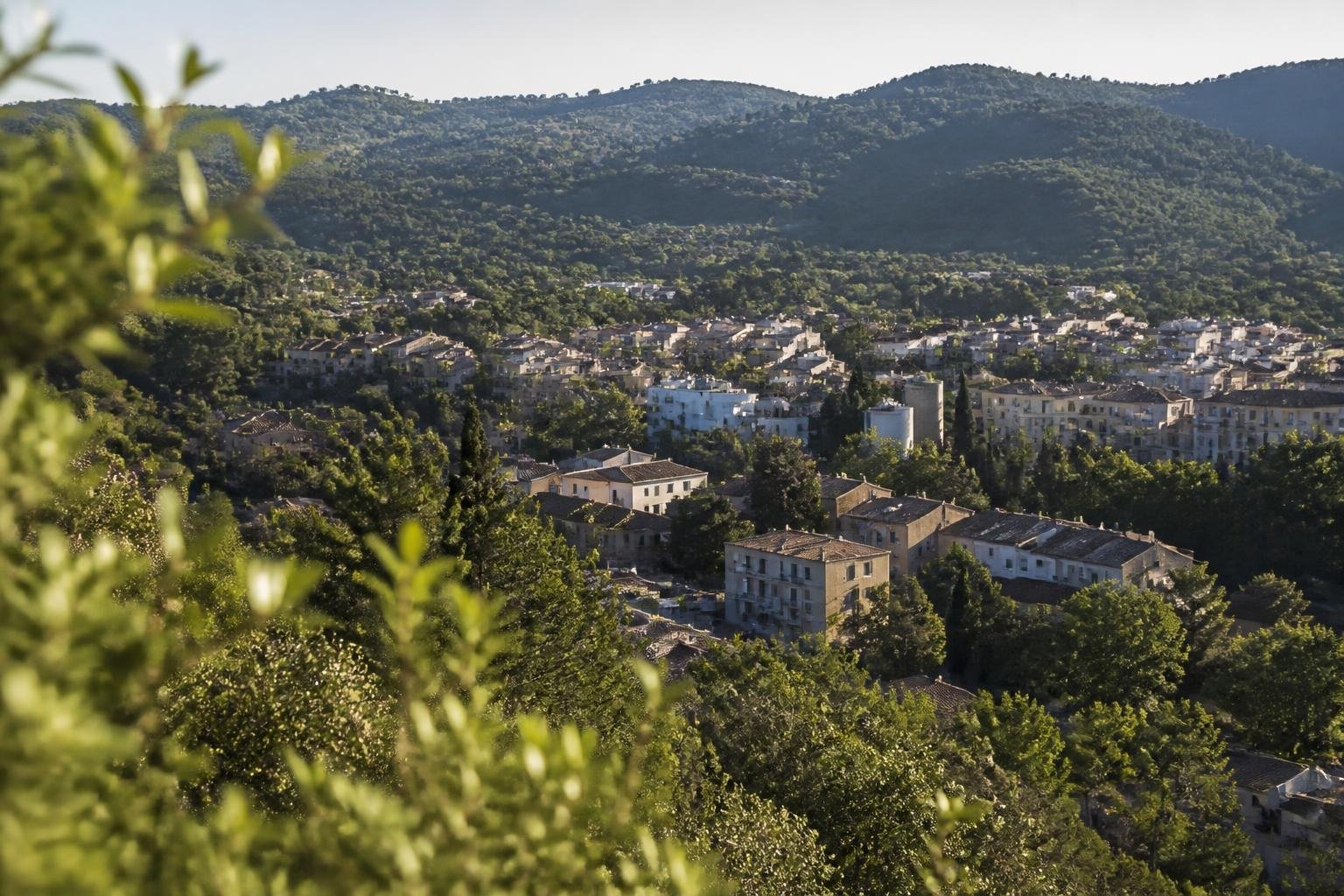 Le village de Saint-Jean-du-Pin et ses collines boisées, au piémont des Cévennes près d'Alès
