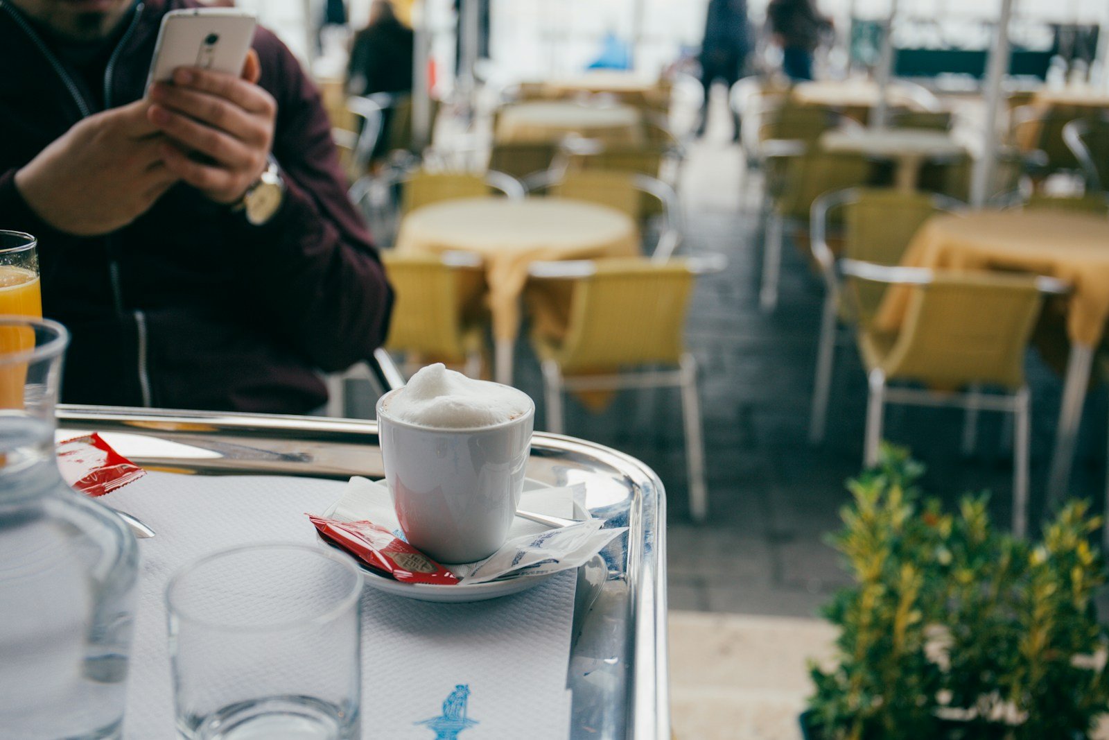 Lecture de l'actualité locale sur un smartphone dans un café