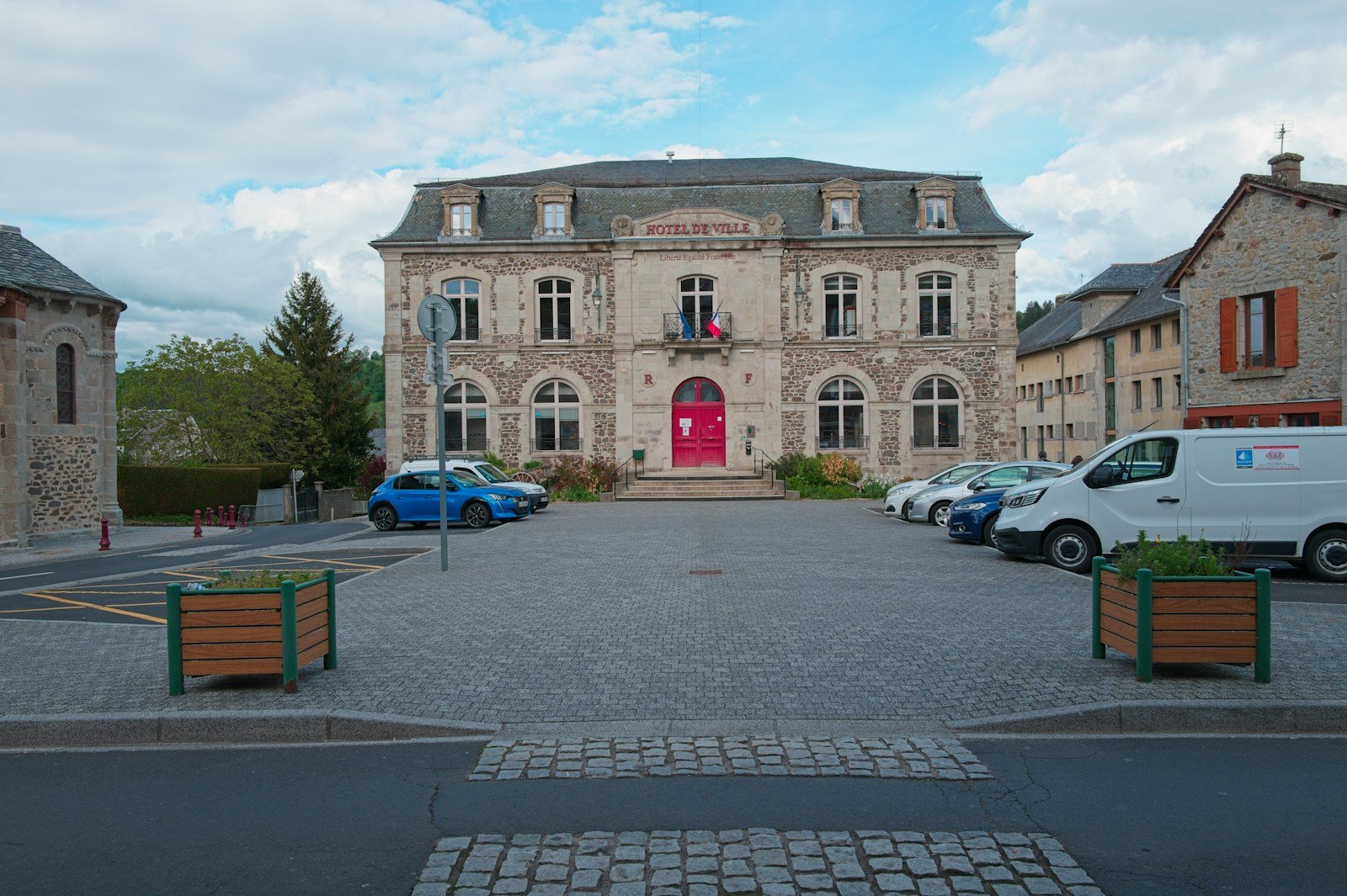 L'entrée d'une clinique privée moderne dans une ville française