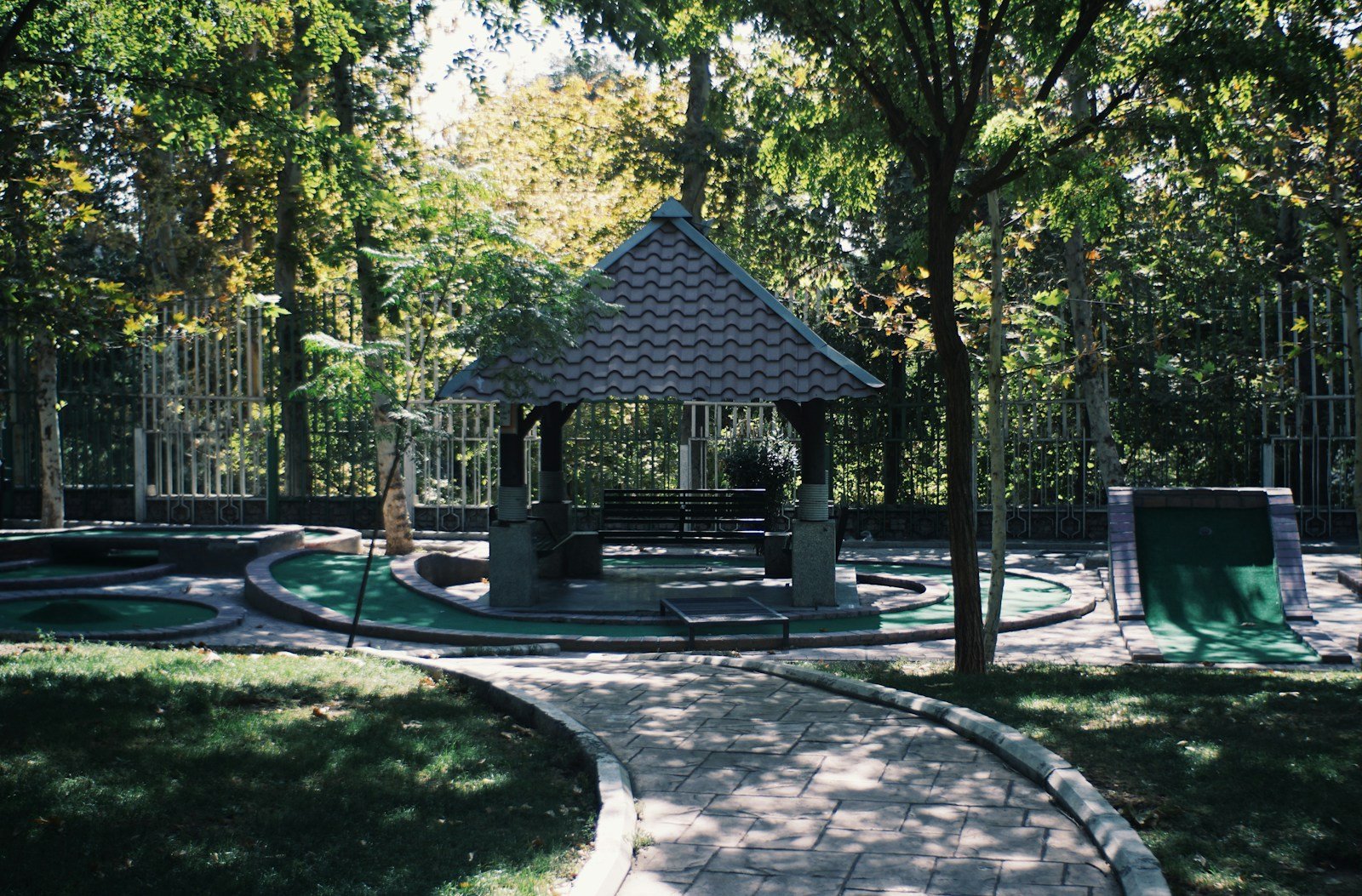 Les aires de jeux et le parcours de mini-golf du parc de la Tour Vieille, à Alès