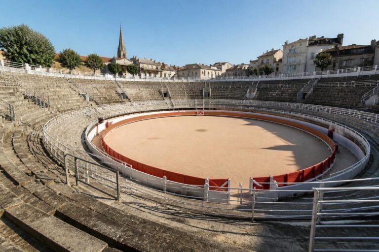 Les Arènes du Temperas à Alès, arène en plein air avec ses gradins en centre-ville