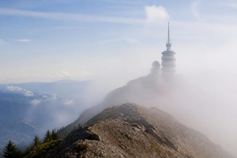 L'observatoire du Mont Aigoual émergeant de la brume au sommet, dans les Cévennes
