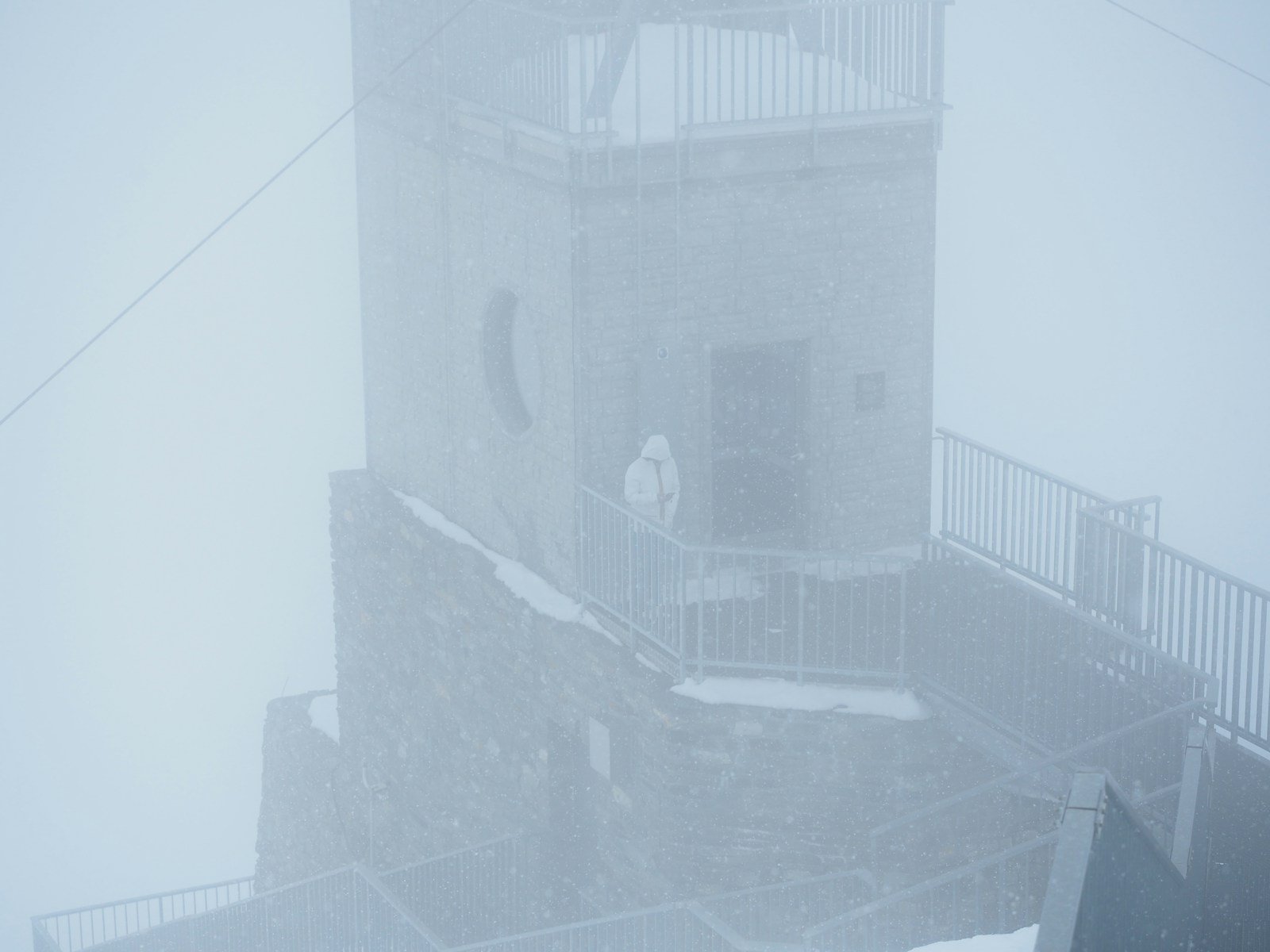 L'observatoire météorologique du Mont Aigoual dans la brume