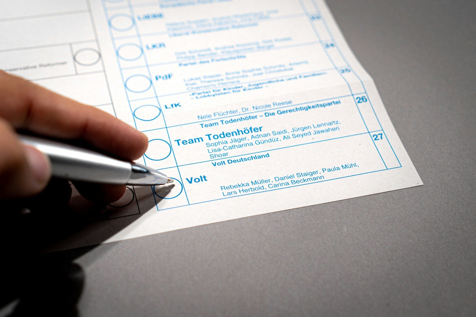 Main remplissant un formulaire médical administratif avec un stylo