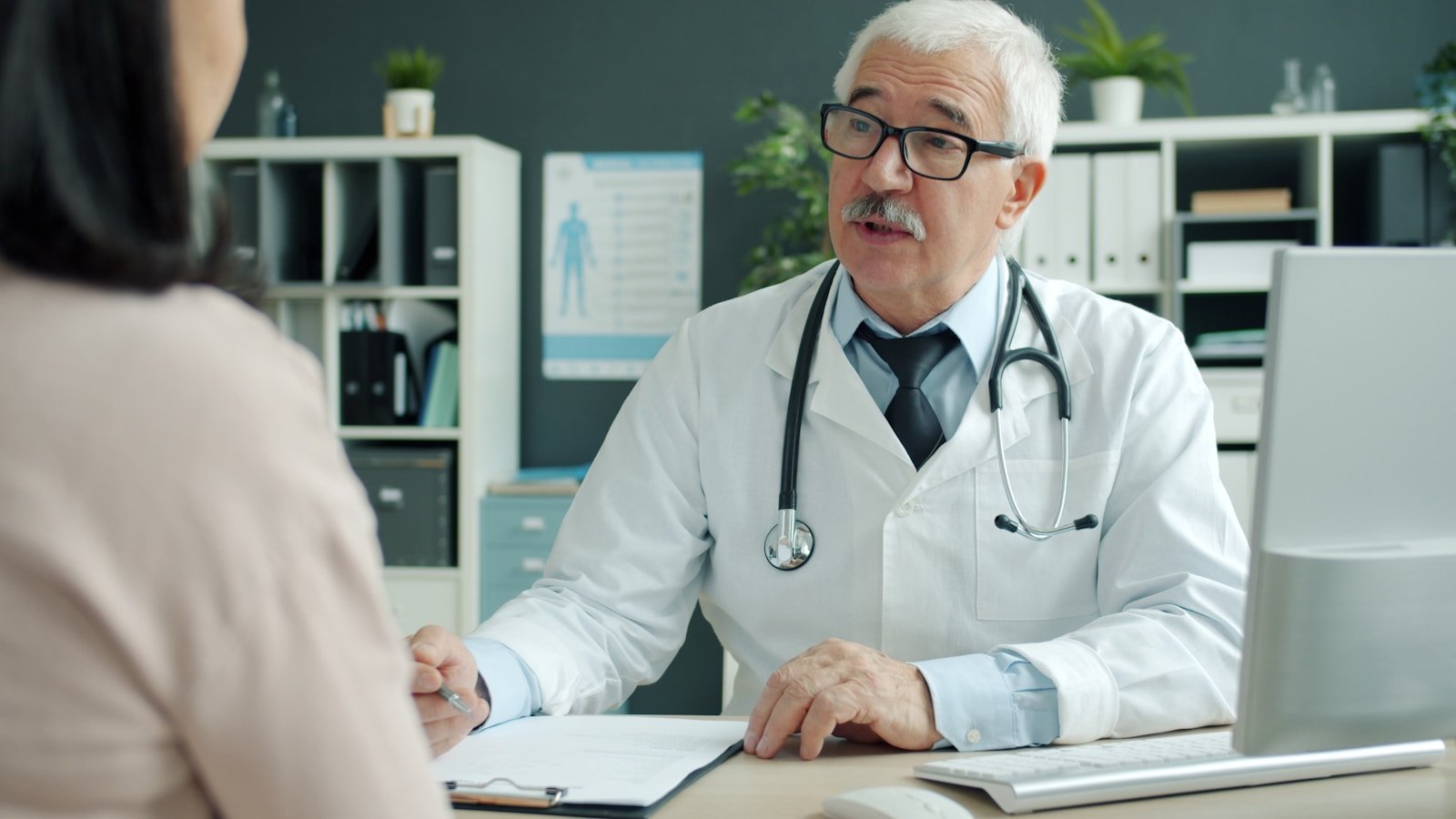 Médecin du travail échangeant avec un patient dans un bureau lumineux