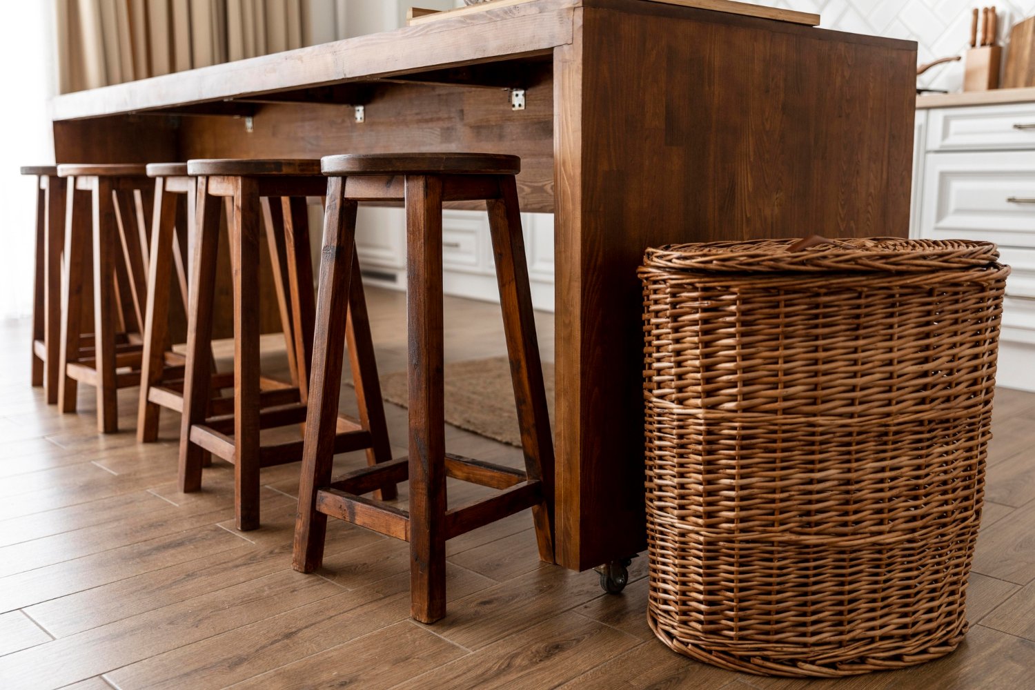Meubles en bois design d'intérieur de cuisine. Table haute avec chaises en bois dans une cuisine blanche.