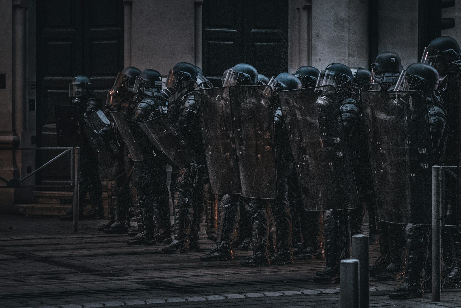 Militaires français au garde-à-vous lors d'une cérémonie