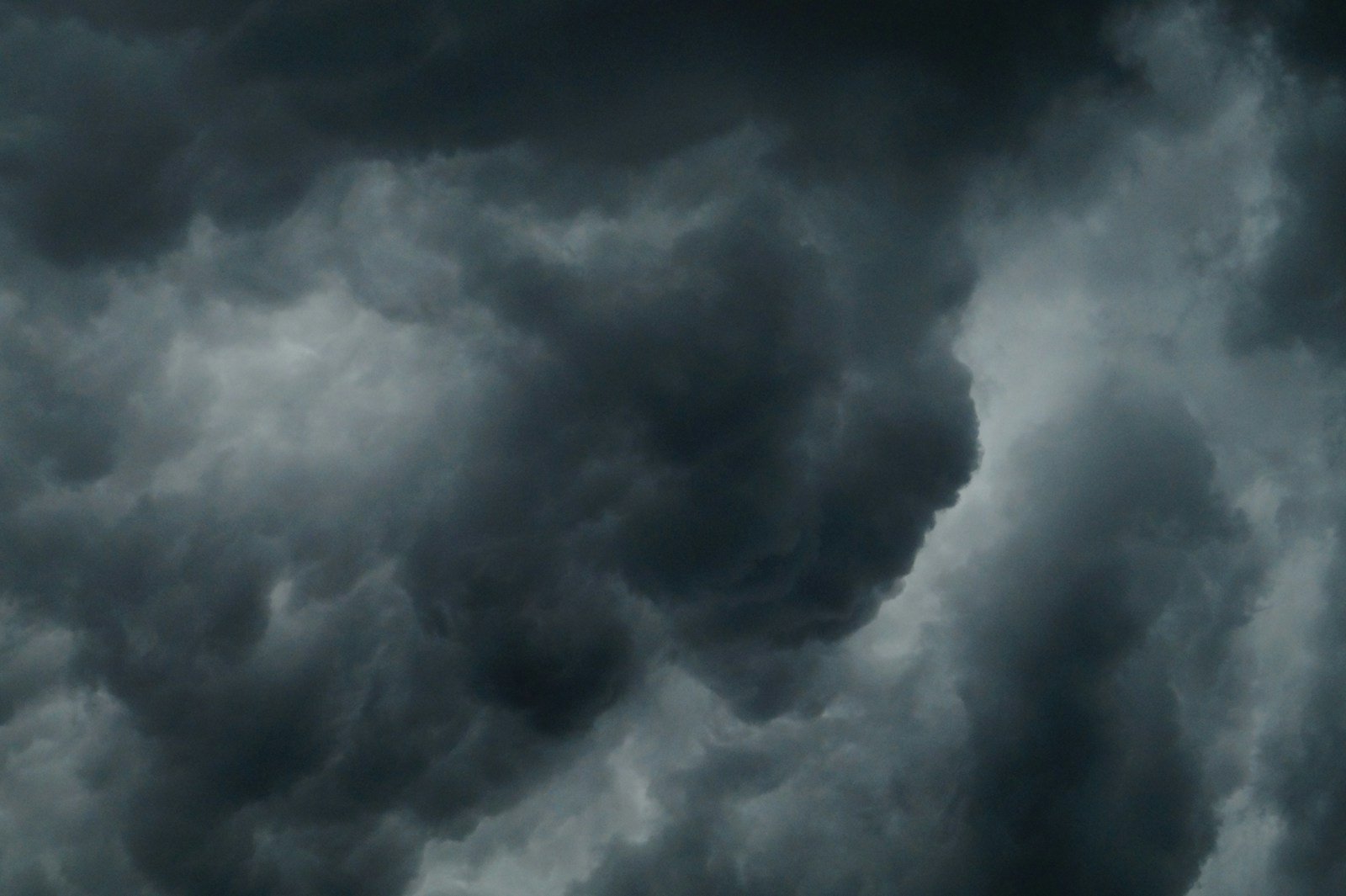 Nuages d'orage s'amoncelant au-dessus d'une vallée et d'une rivière des Cévennes