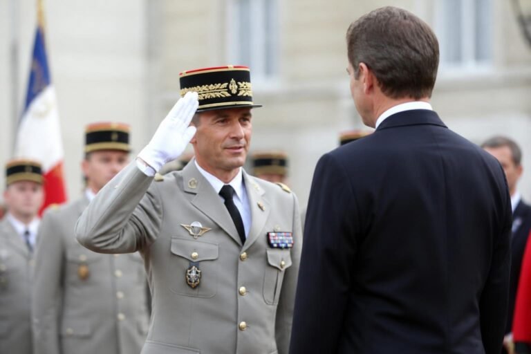 Officier de l'armée française saluant un civil lors d'une cérémonie officielle