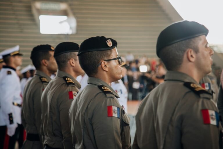 Officier général de l'armée française en grand uniforme lors d'une cérémonie officielle