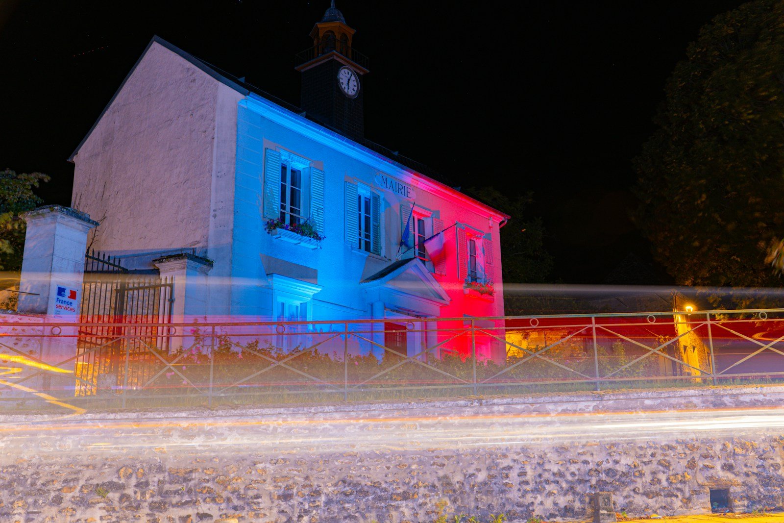 Panneau d'urgences médicales dans une ville la nuit