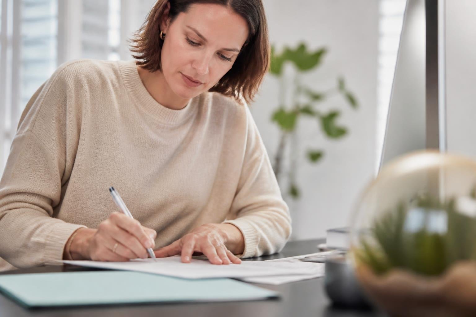 Parent employeur remplissant des documents de fin de contrat de garde d'enfant à un bureau