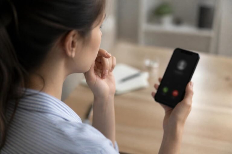 Personne cherchant à identifier un numéro de portable inconnu sur son smartphone