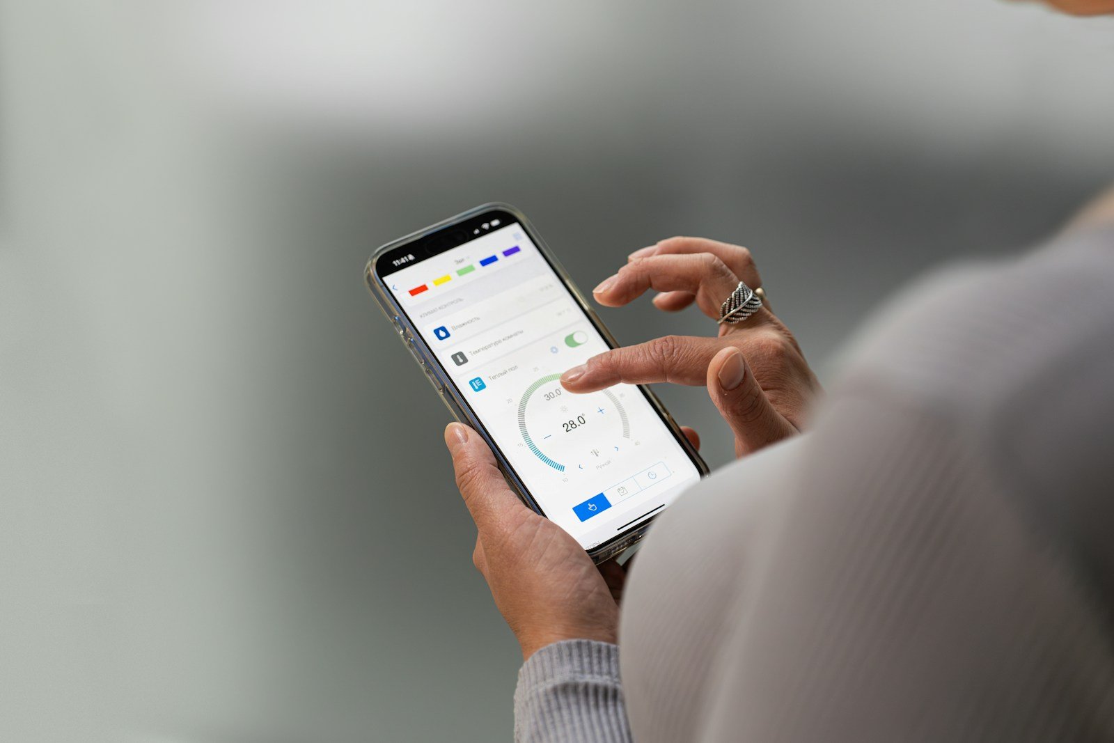 Personne consultant le suivi de son colis sur smartphone à la maison