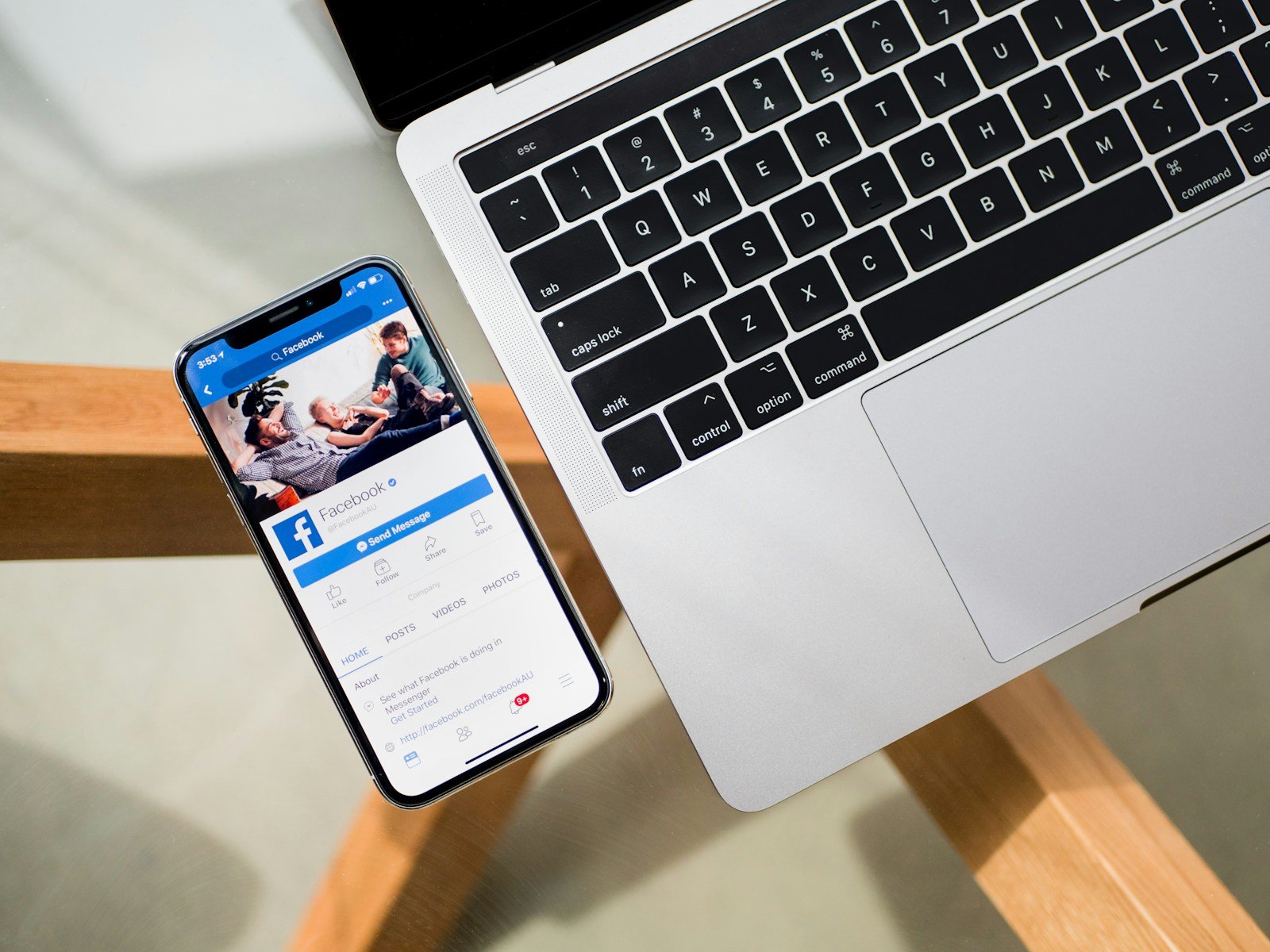 Personne consultant un site média professionnel sur son ordinateur portable