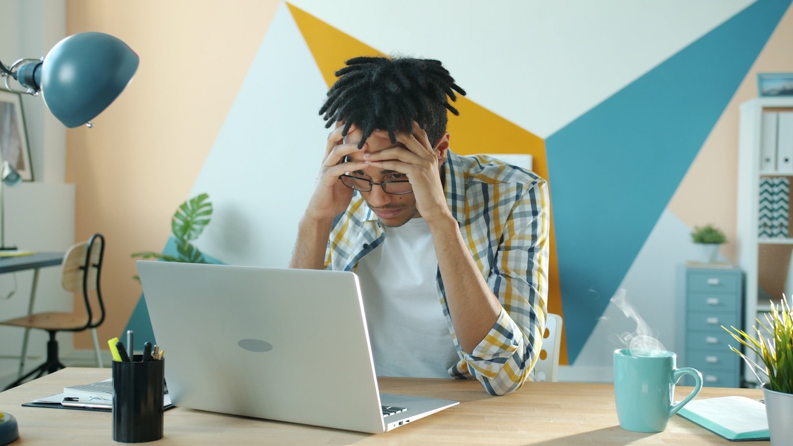 Personne face à un message d'erreur de connexion sur son écran