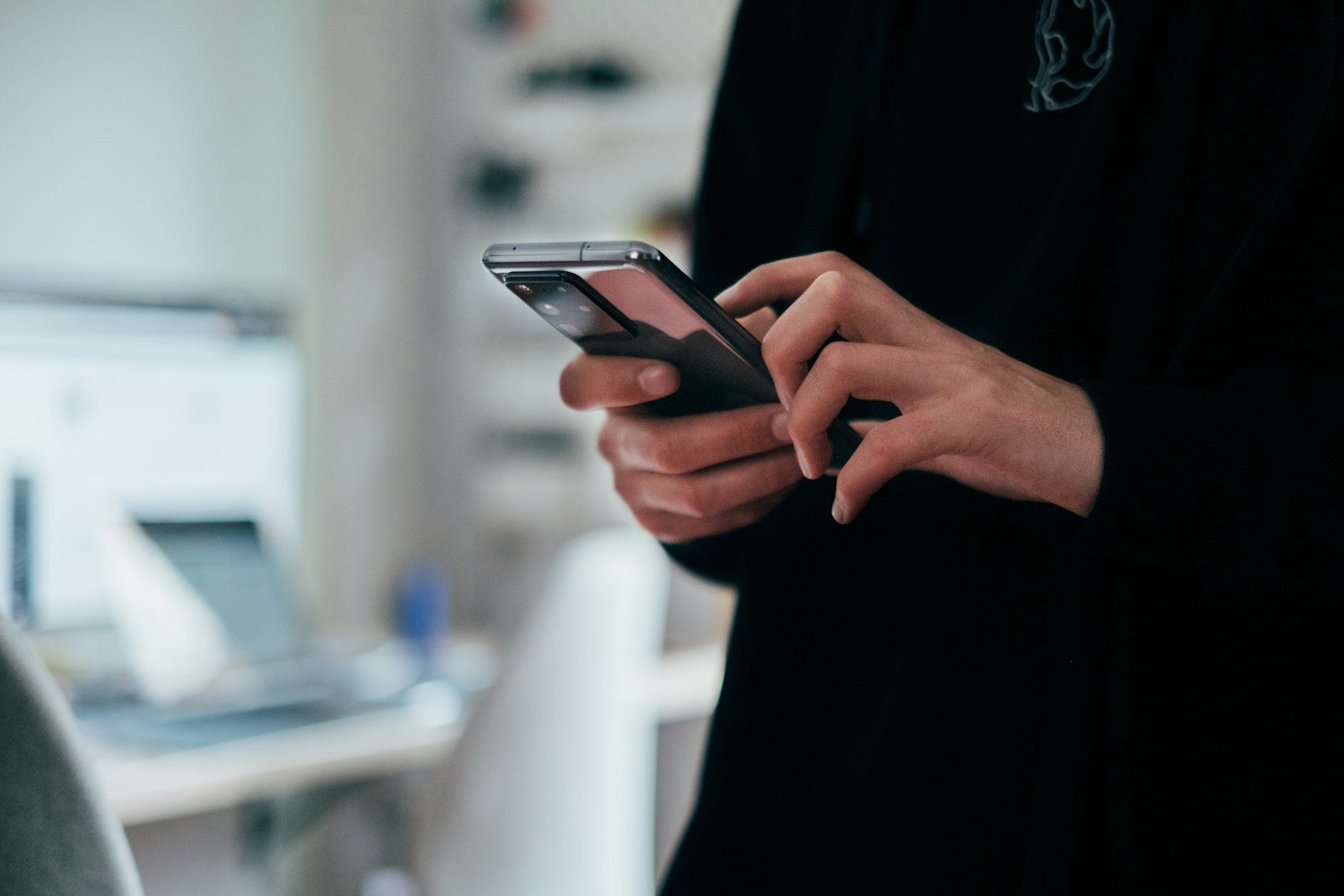 Personne recevant un SMS frauduleux suspect sur son smartphone