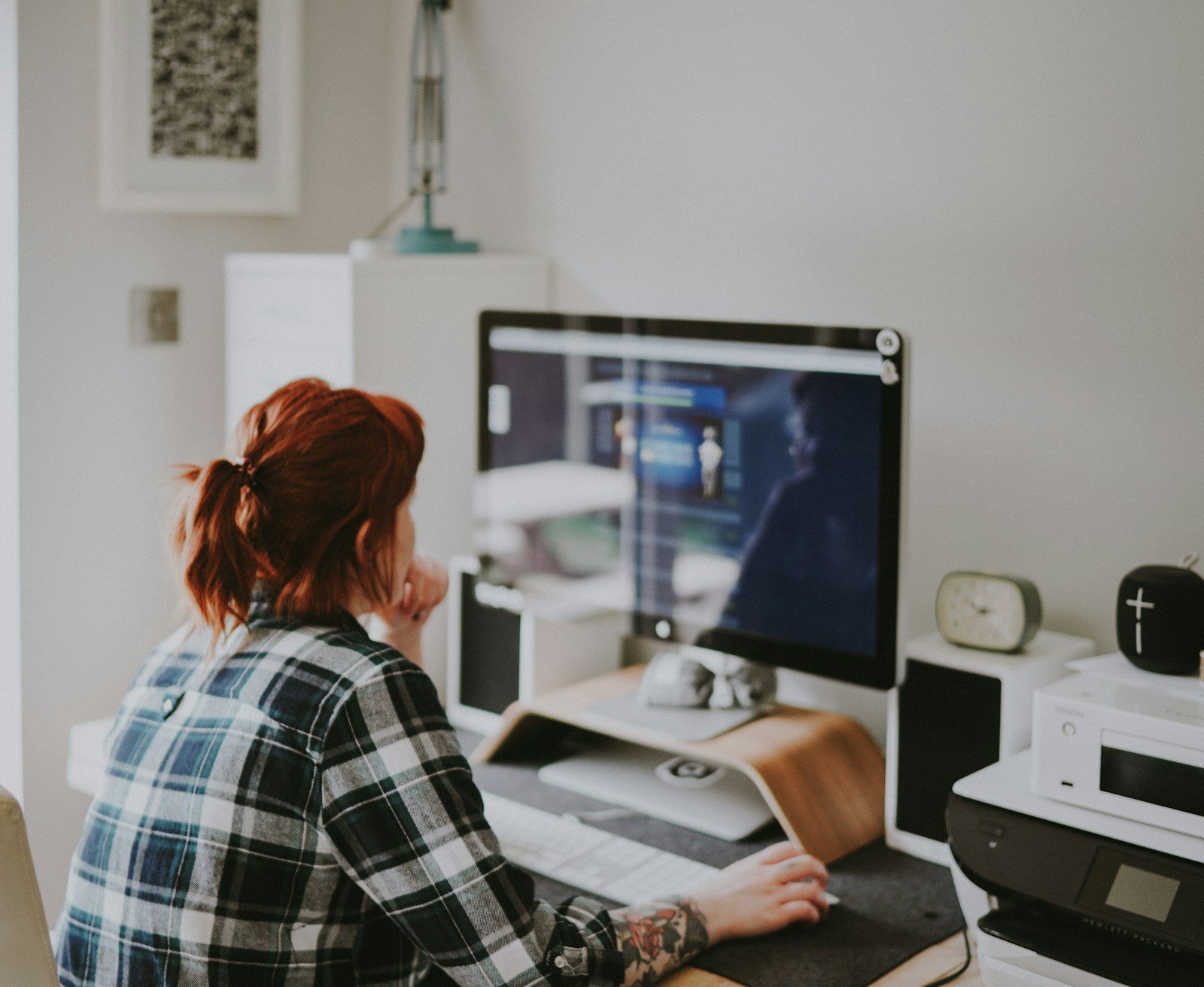 Personne travaillant confortablement à un bureau ergonomique adapté