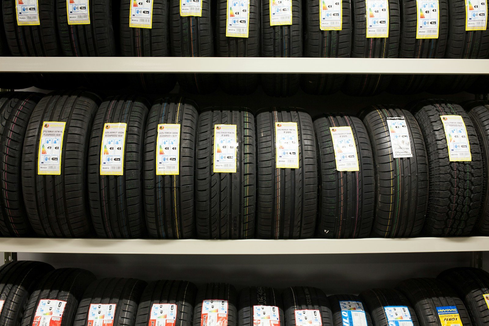 Rayon de pneus et pièces auto dans un centre discount
