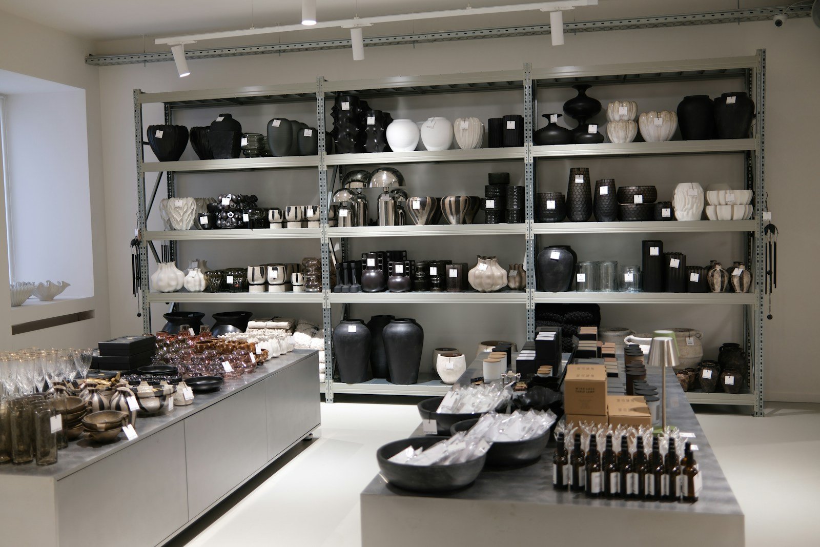 Rayon déco et rangement d'un magasin discount