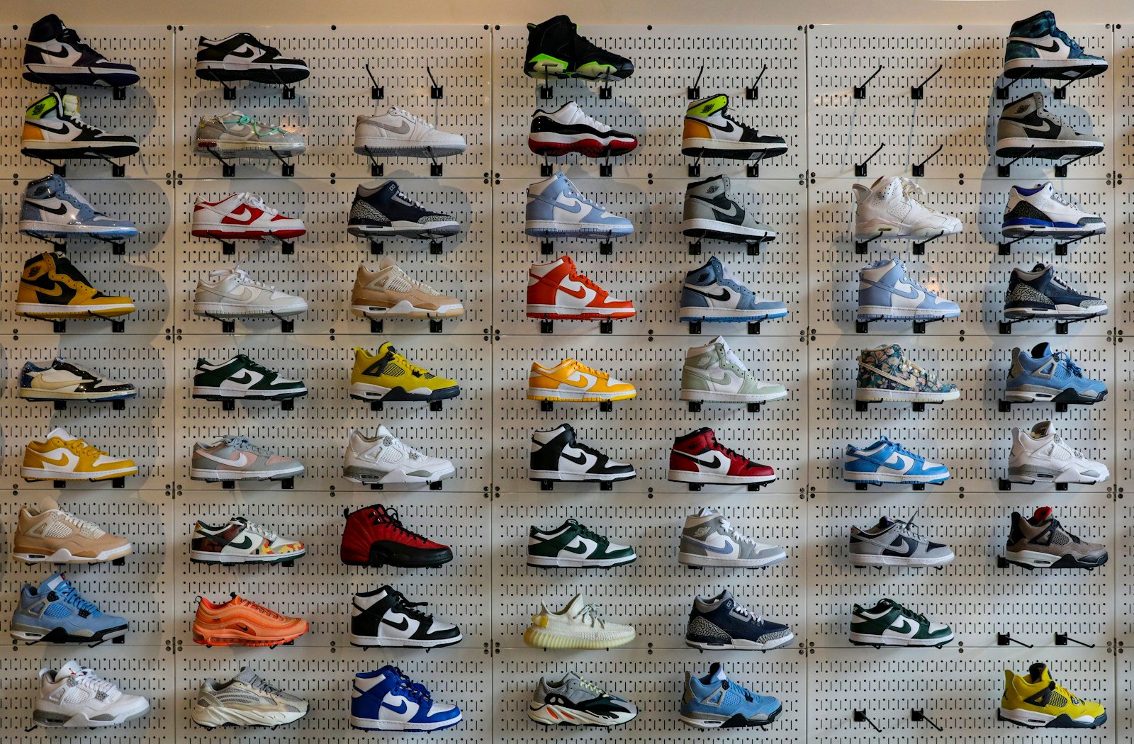 Rayon d'un magasin de sport avec chaussures et vêtements