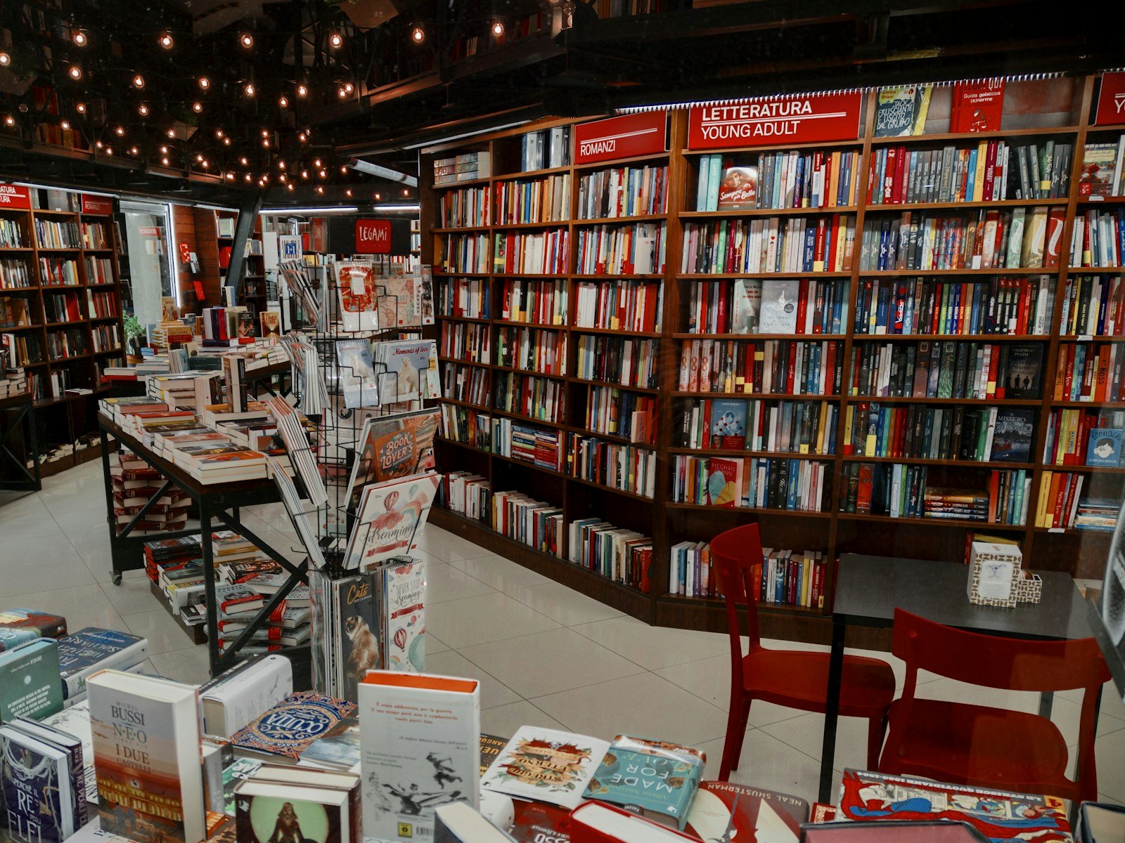 Rayon librairie et high-tech d'un magasin culturel