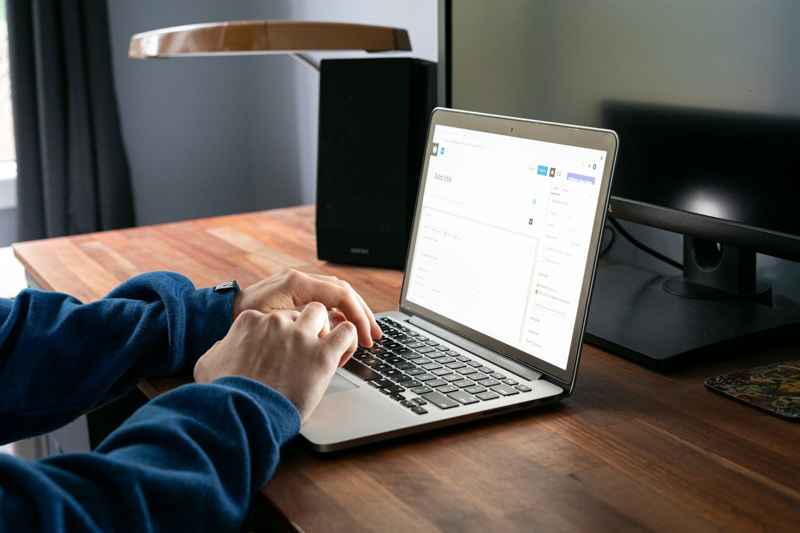 Rédaction d'un mail professionnel sur ordinateur portable