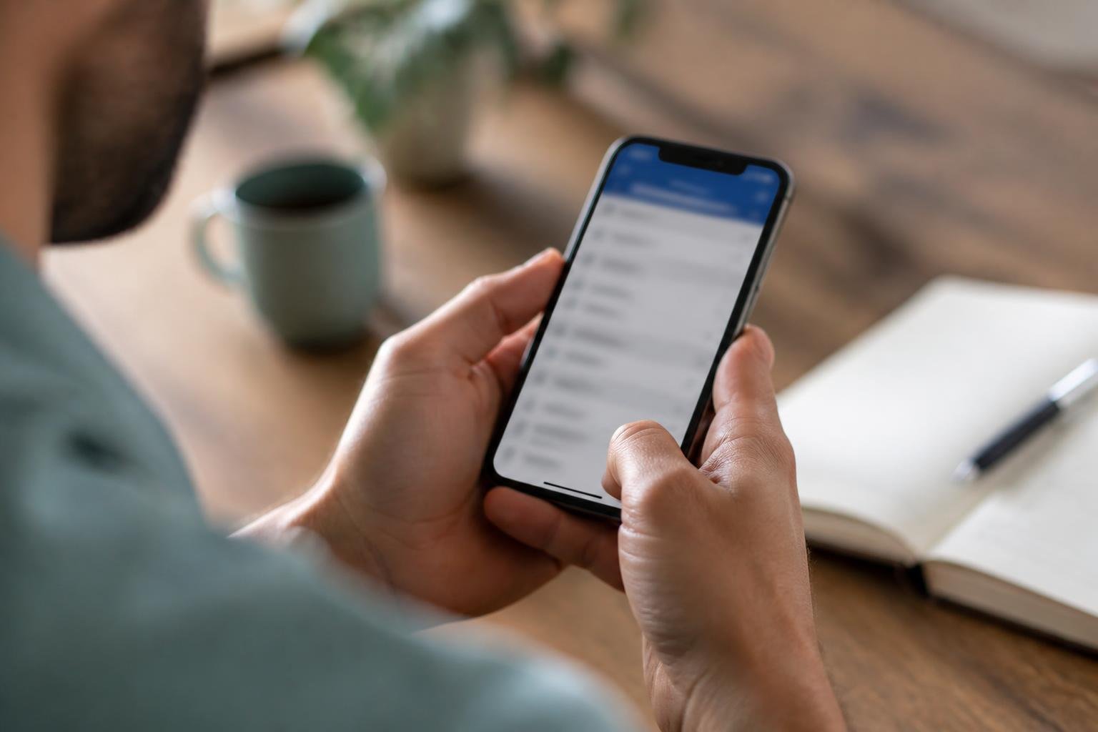 Relevé bancaire consulté sur smartphone pour vérifier un prélèvement d'assurance Carma