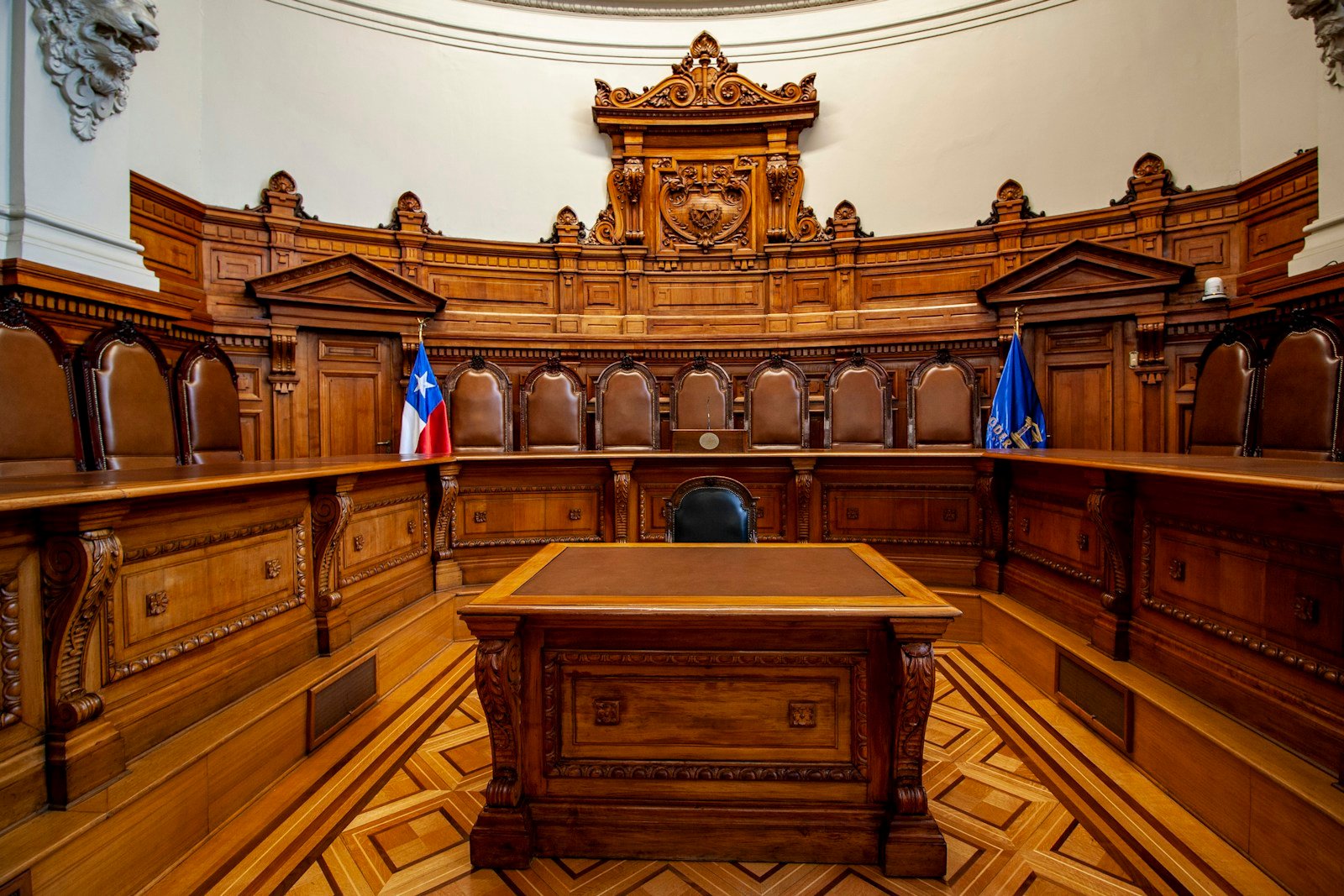 Réunion du conseil municipal dans la salle d'une mairie française
