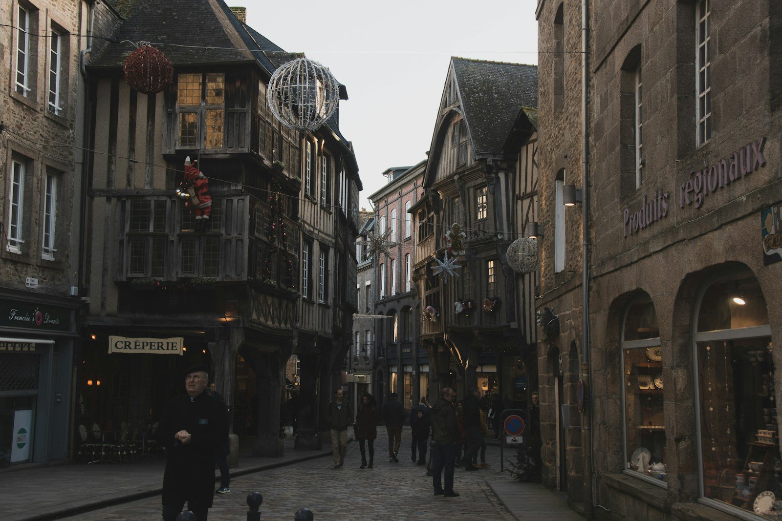 Ruelle du centre-ville d'Alès à la tombée du jour, façades anciennes