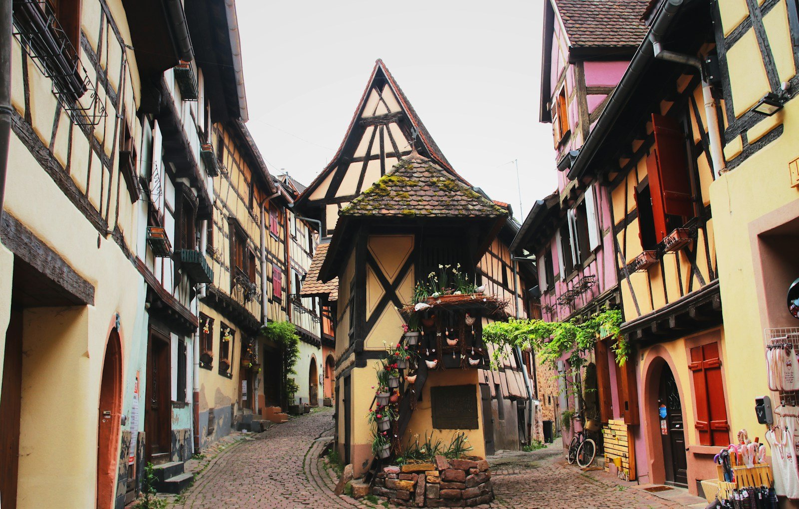 Ruelle pavée bordée de façades romanes dans le vieux village de Vézénobres