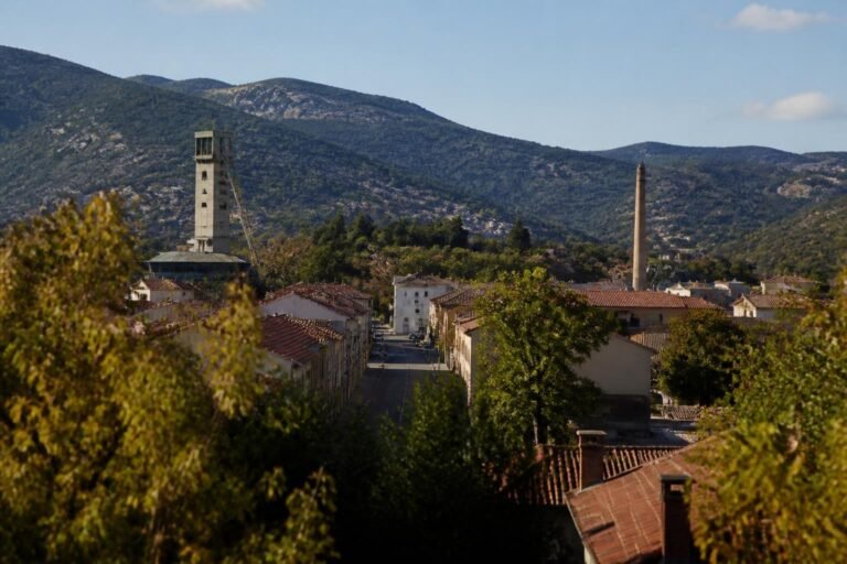 Saint-Martin-de-Valgalgues, ancienne commune minière de la vallée du Gardon d'Alès, adossée aux collines cévenoles