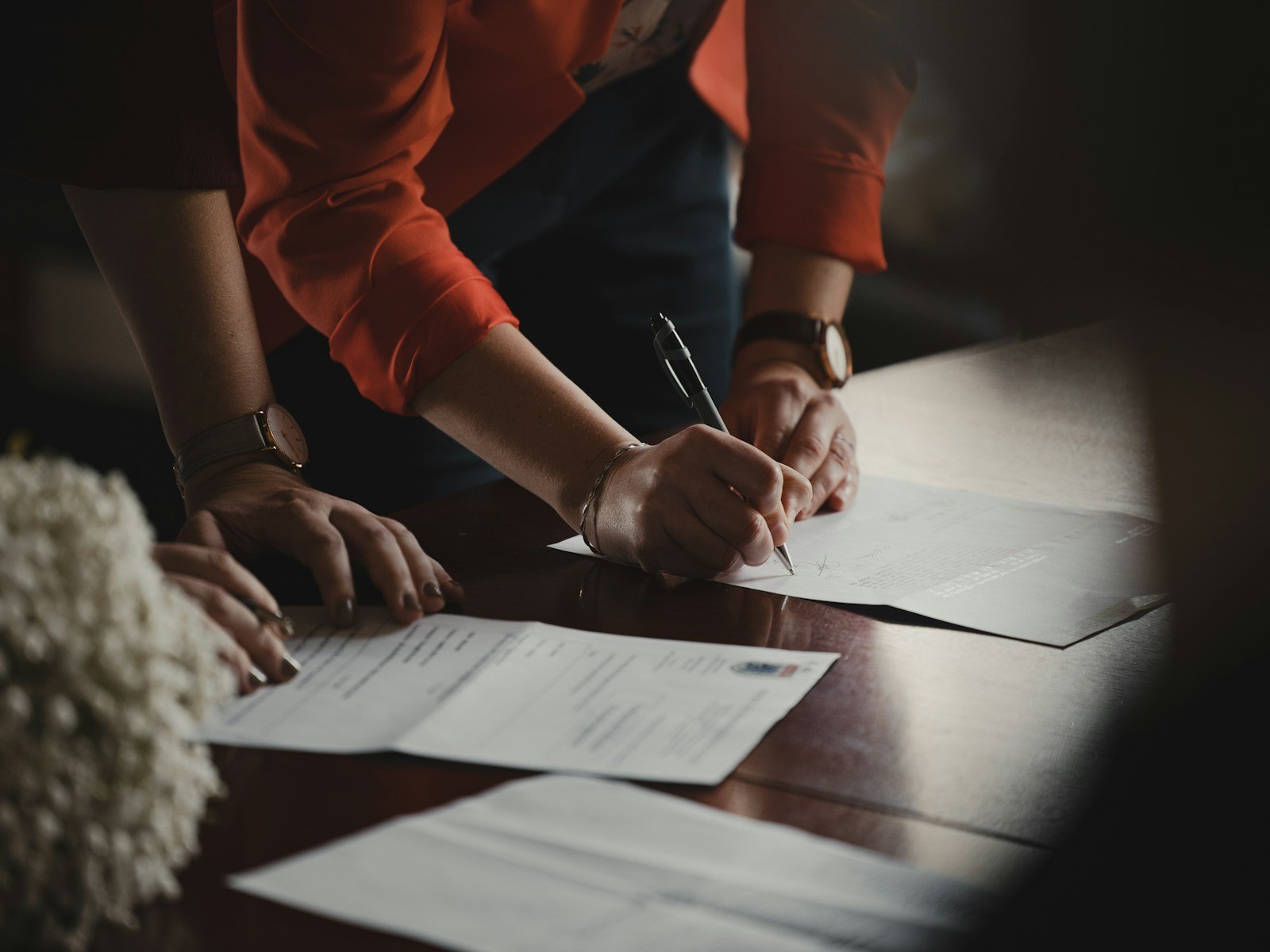 Signature des documents de fin de contrat et certificat de travail sur une table