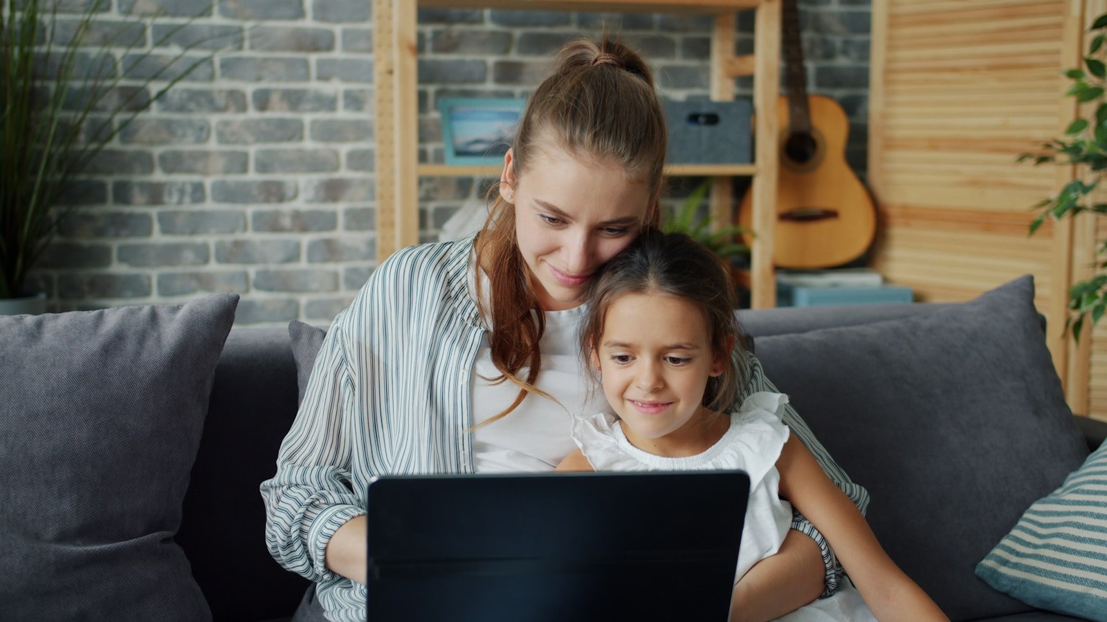 Site de la CAF affiché sur l'écran d'un ordinateur portable à la maison
