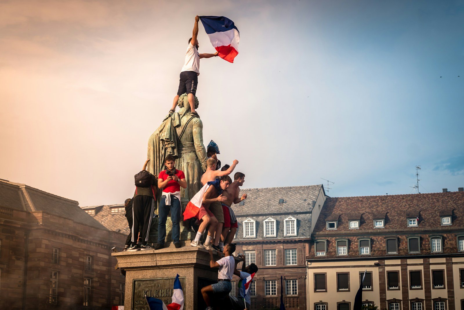 Soldat français exécutant le salut militaire