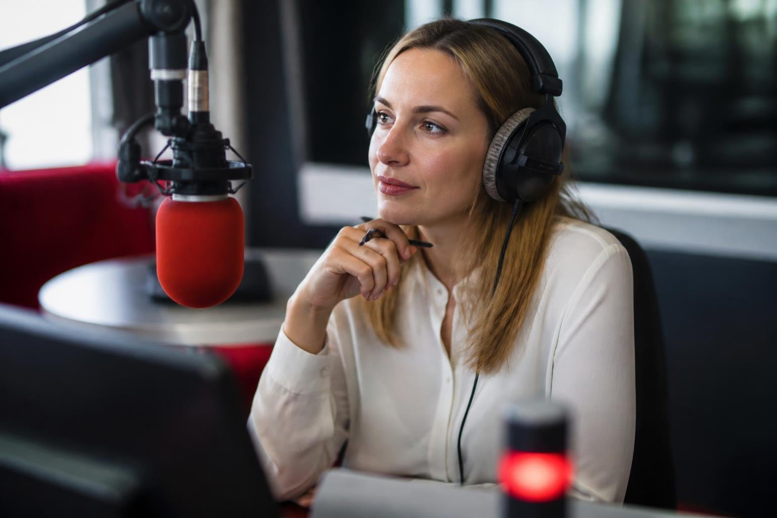Studio de radio matinale avec micro, évoquant l'univers professionnel d'une journaliste