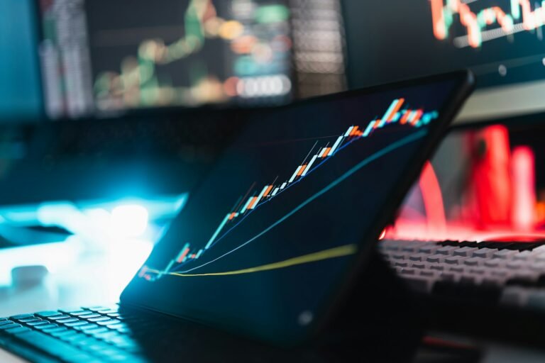 Tableau de bord d'analyse SEO sur un écran d'ordinateur portable, illustrant le suivi du taux de clics